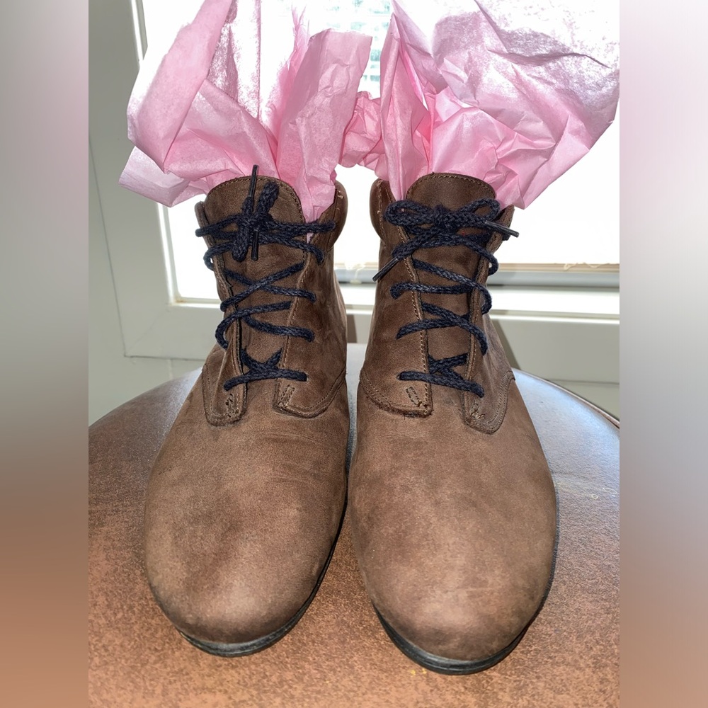 EASY SPIRIT WOMENS BROWN SUEDE ANKLE BOOTS.